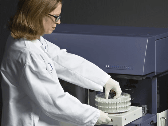 Personal usando equipo de citometría